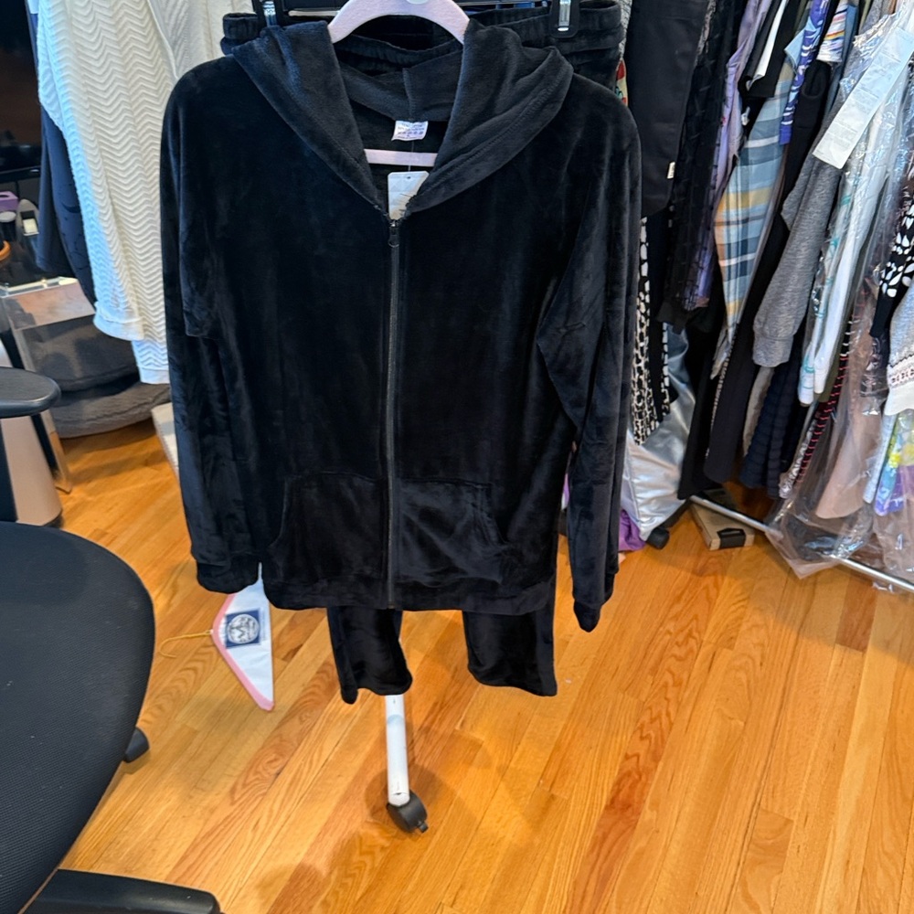 LYDAA 2pc Chic Black Velour Hoodie and Pants Set top  Ptp 22” L 28”w15-18” L28”